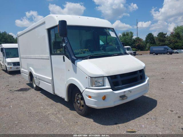  Salvage Isuzu Commercial Van
