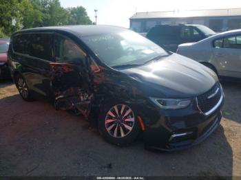  Salvage Chrysler Pacifica