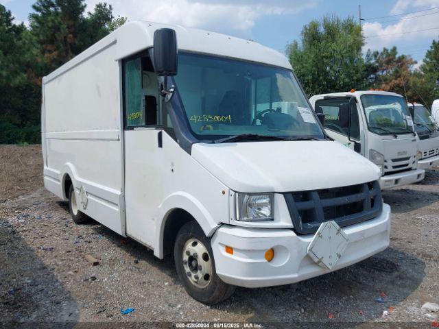  Salvage Isuzu Commercial Van