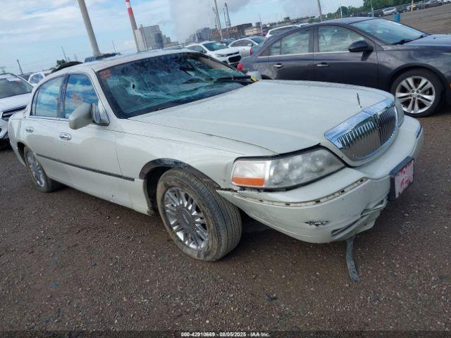  Salvage Lincoln Towncar