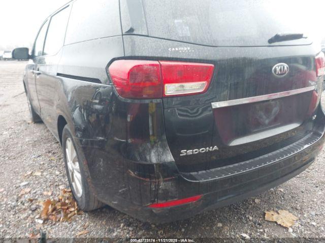 Kia Sedona Lx Image 6