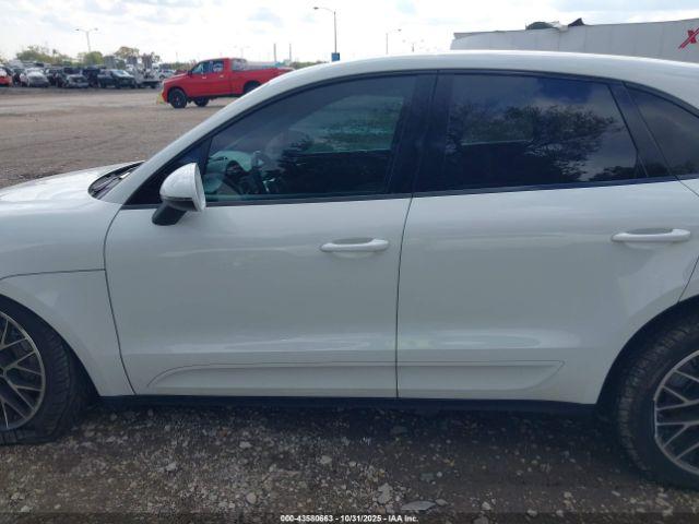 Porsche Macan S Image 16