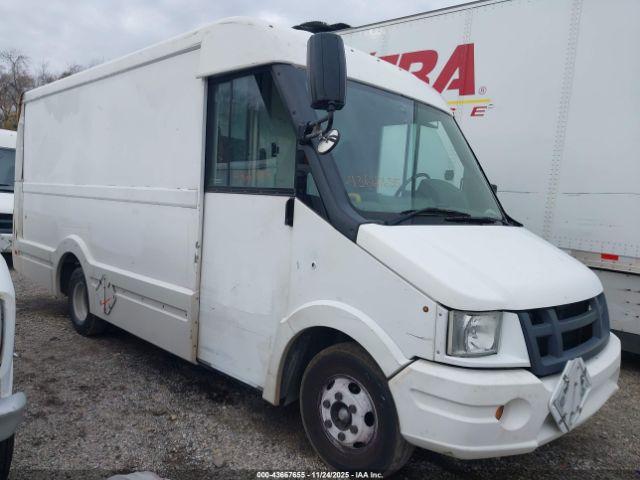  Salvage Isuzu Commercial Van