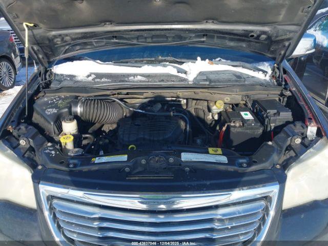 Chrysler Town & Country Touring-l Image 10