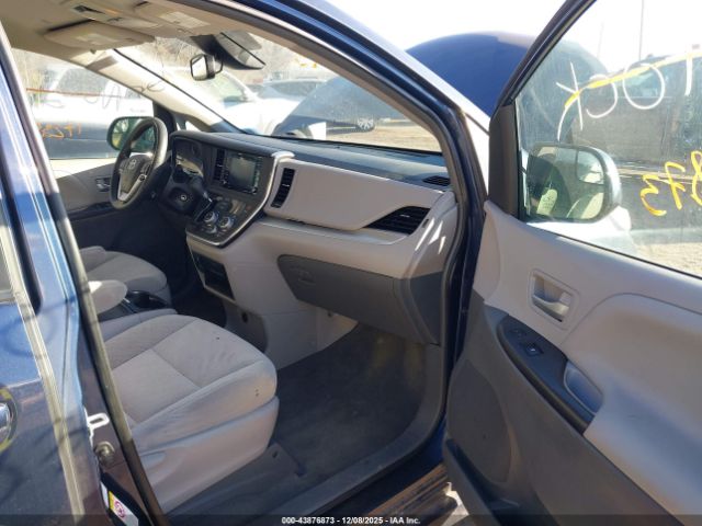 Toyota Sienna Le 7 Passenger Image 4