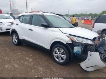 Salvage Nissan Kicks
