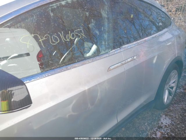 Tesla Model X Image 11