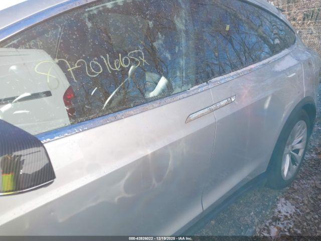 Tesla Model X Image 11