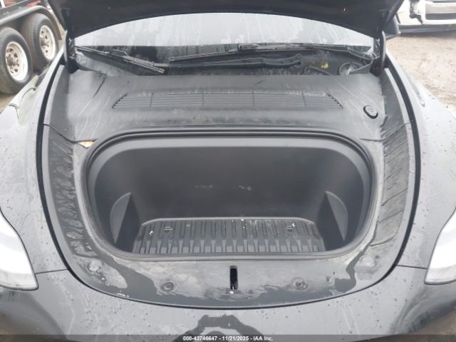 Tesla Model Y Performance Dual Motor All-wheel Drive Image 9