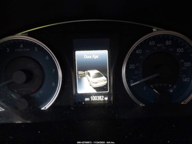 Toyota Camry Le Image 7