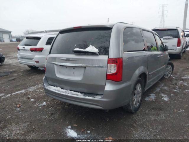 Chrysler Town & Country Touring Image 11