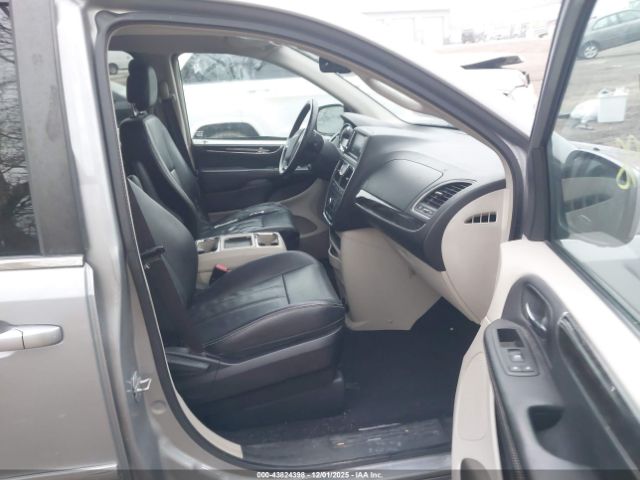 Chrysler Town & Country Touring Image 9