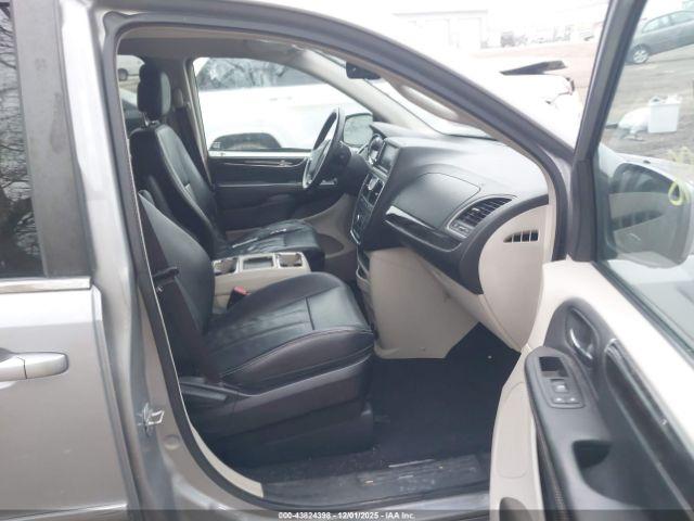 Chrysler Town & Country Touring Image 9