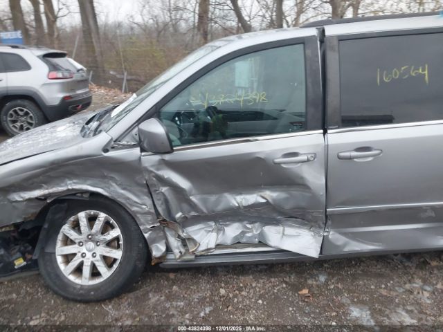 Chrysler Town & Country Touring Image 10