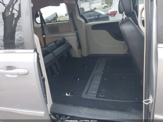 Chrysler Town & Country Touring Image 14