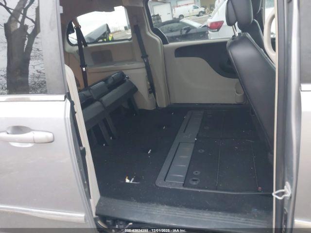 Chrysler Town & Country Touring Image 14