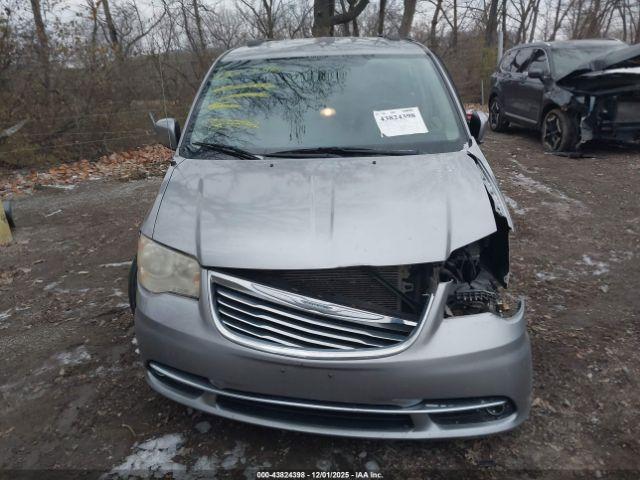 Chrysler Town & Country Touring Image 4