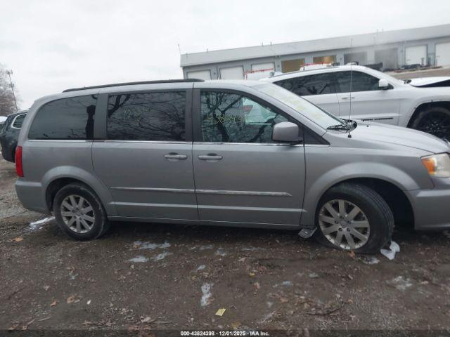 Chrysler Town & Country Touring Image 12