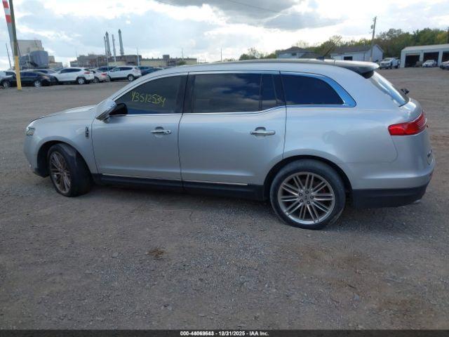 Lincoln MKT Ecoboost Image 15