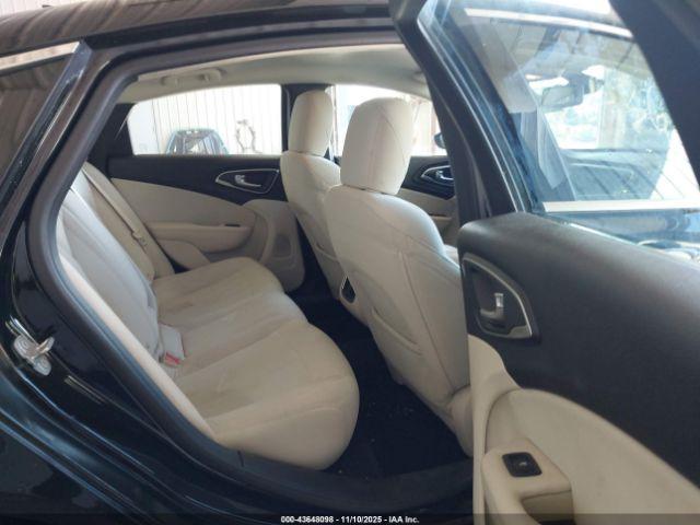 Chrysler 200 Limited Image 11