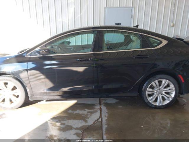 Chrysler 200 Limited Image 4