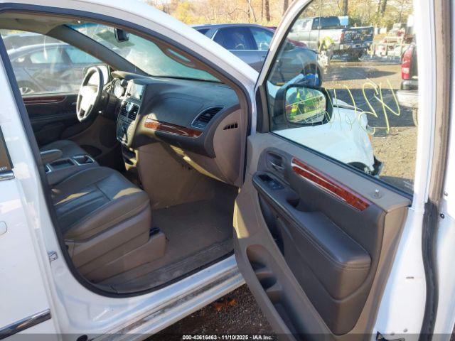 Chrysler Town & Country Touring Image 7