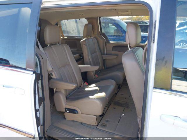 Chrysler Town & Country Touring Image 3