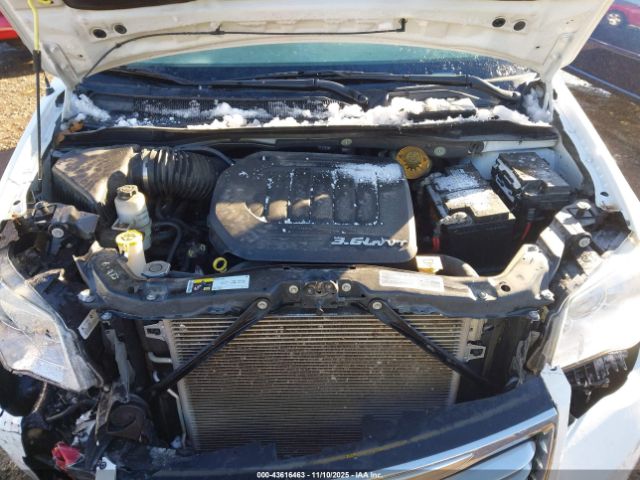 Chrysler Town & Country Touring Image 2