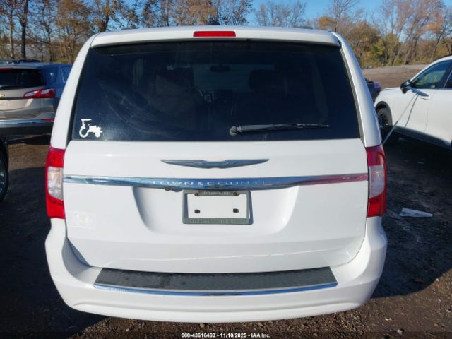 Chrysler Town & Country Touring Image 11