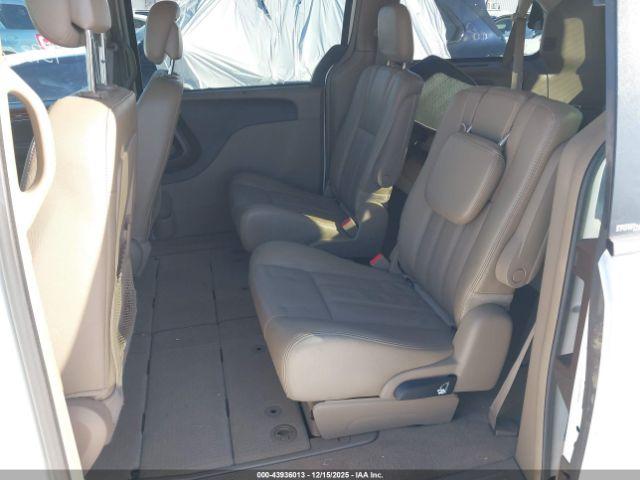 Chrysler Town & Country Touring Image 12