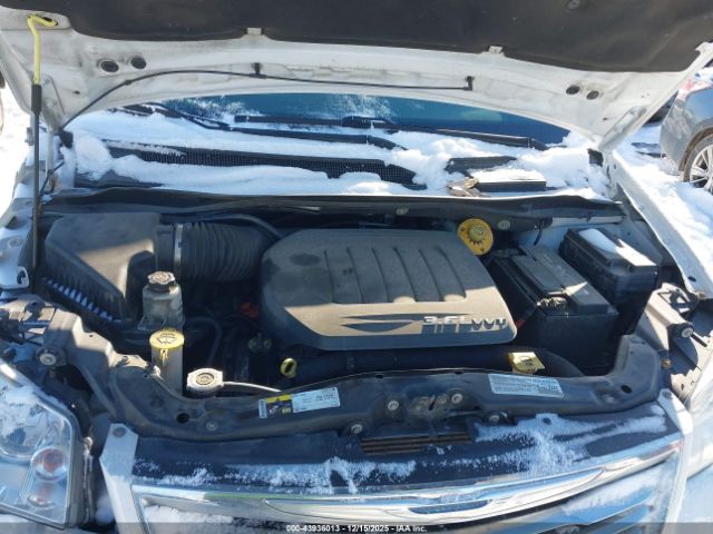 Chrysler Town & Country Touring Image 9