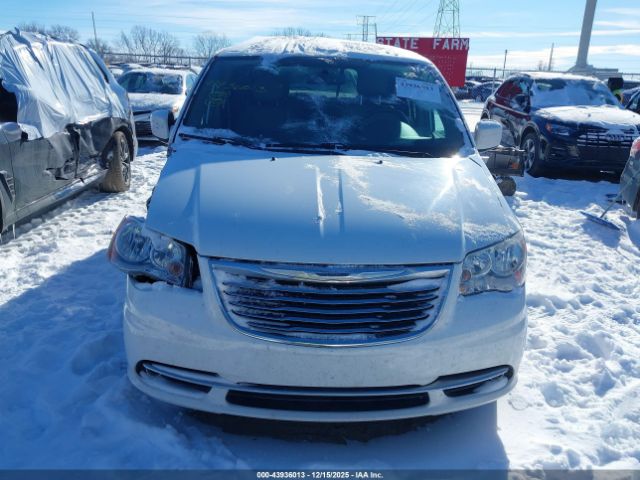Chrysler Town & Country Touring Image 16