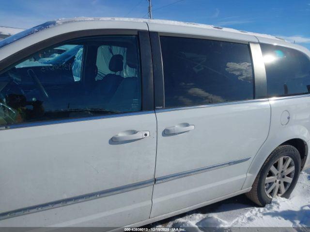 Chrysler Town & Country Touring Image 13
