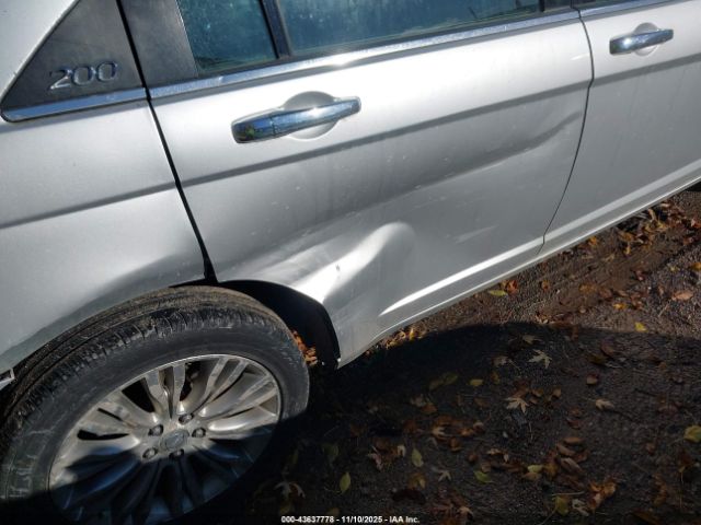 Chrysler 200 Limited Image 12