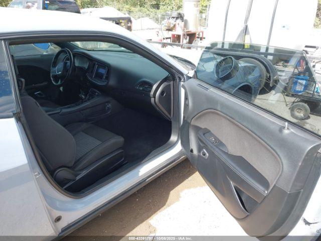 Dodge Challenger Sxt Image 7