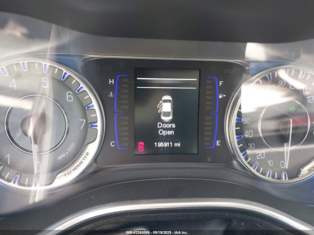 Chrysler 200 Limited Image 11