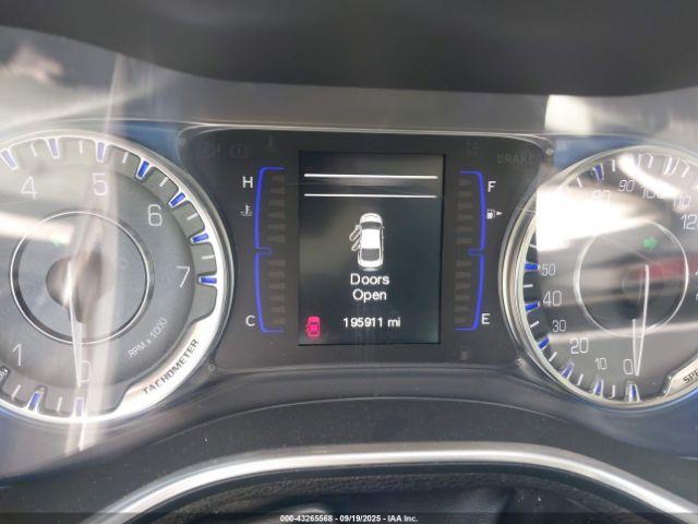 Chrysler 200 Limited Image 11