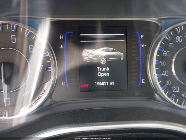 Chrysler 200 Limited Image 3