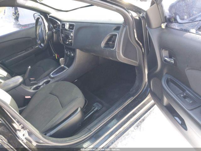 Chrysler 200 Touring Image 4