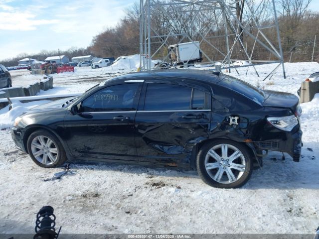Chrysler 200 Touring Image 8