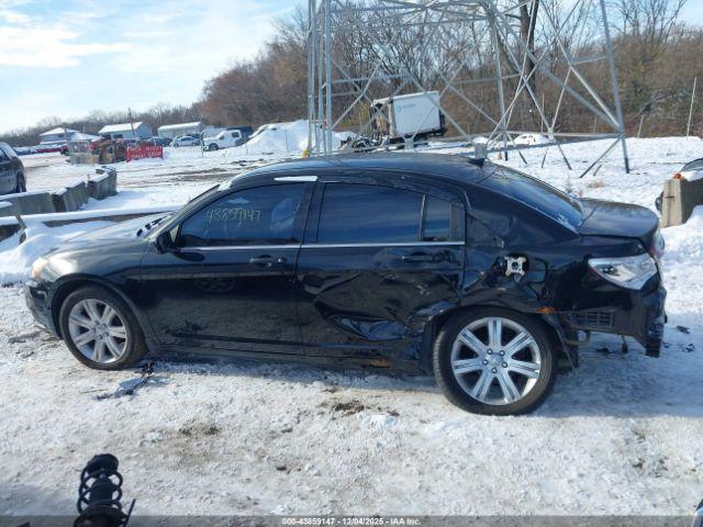 Chrysler 200 Touring Image 8