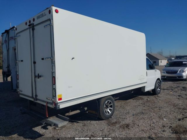 Chevrolet Express 4500 Van Image 12