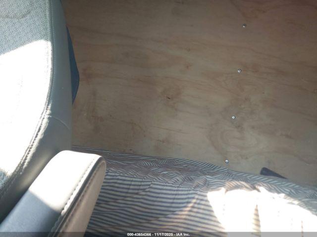 Chevrolet Express 4500 Van Image 4