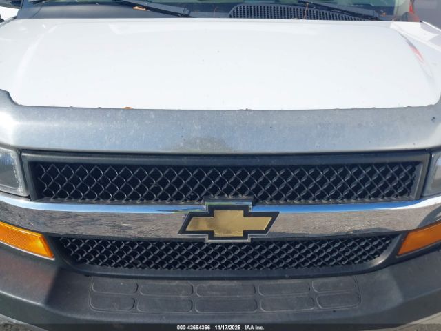 Chevrolet Express 4500 Van Image 8