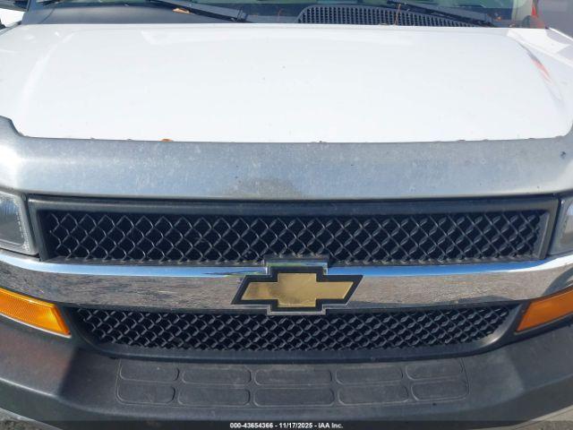 Chevrolet Express 4500 Van Image 8