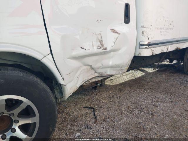 Chevrolet Express 4500 Van Image 3