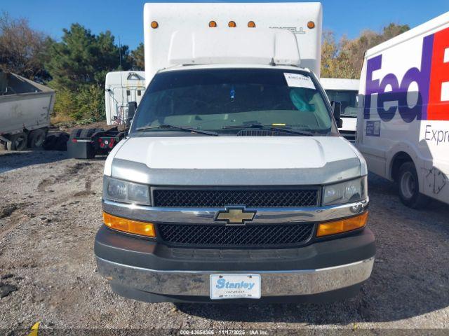 Chevrolet Express 4500 Van Image 13