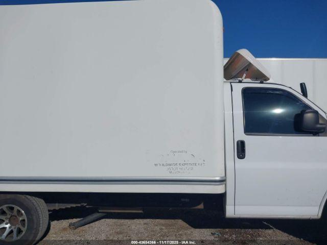 Chevrolet Express 4500 Van Image 14