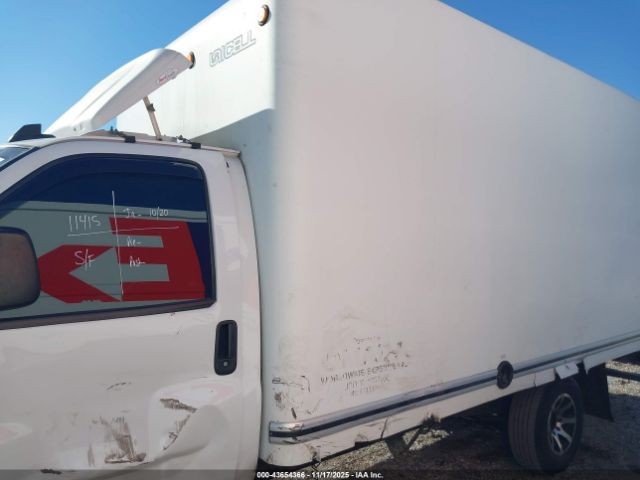 Chevrolet Express 4500 Van Image 2