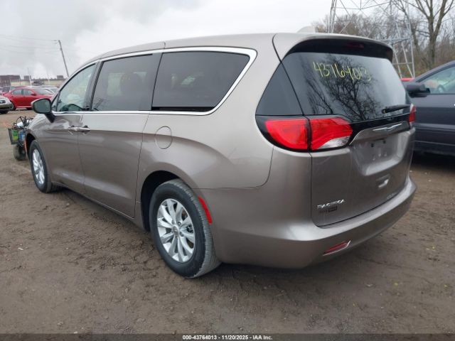 Chrysler Pacifica Touring Image 14